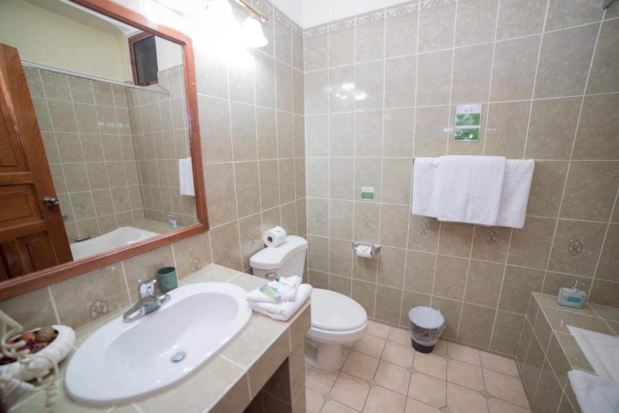 Hotel Anna Inn Olintepeque Bagian luar foto