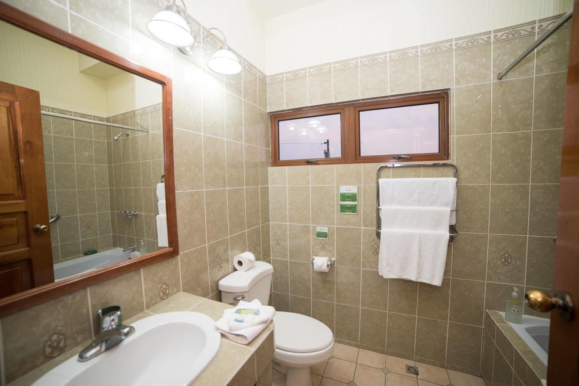 Hotel Anna Inn Olintepeque Bagian luar foto