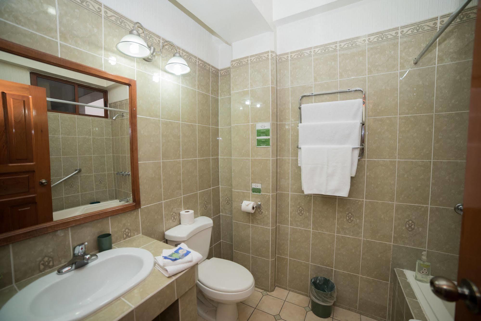 Hotel Anna Inn Olintepeque Bagian luar foto