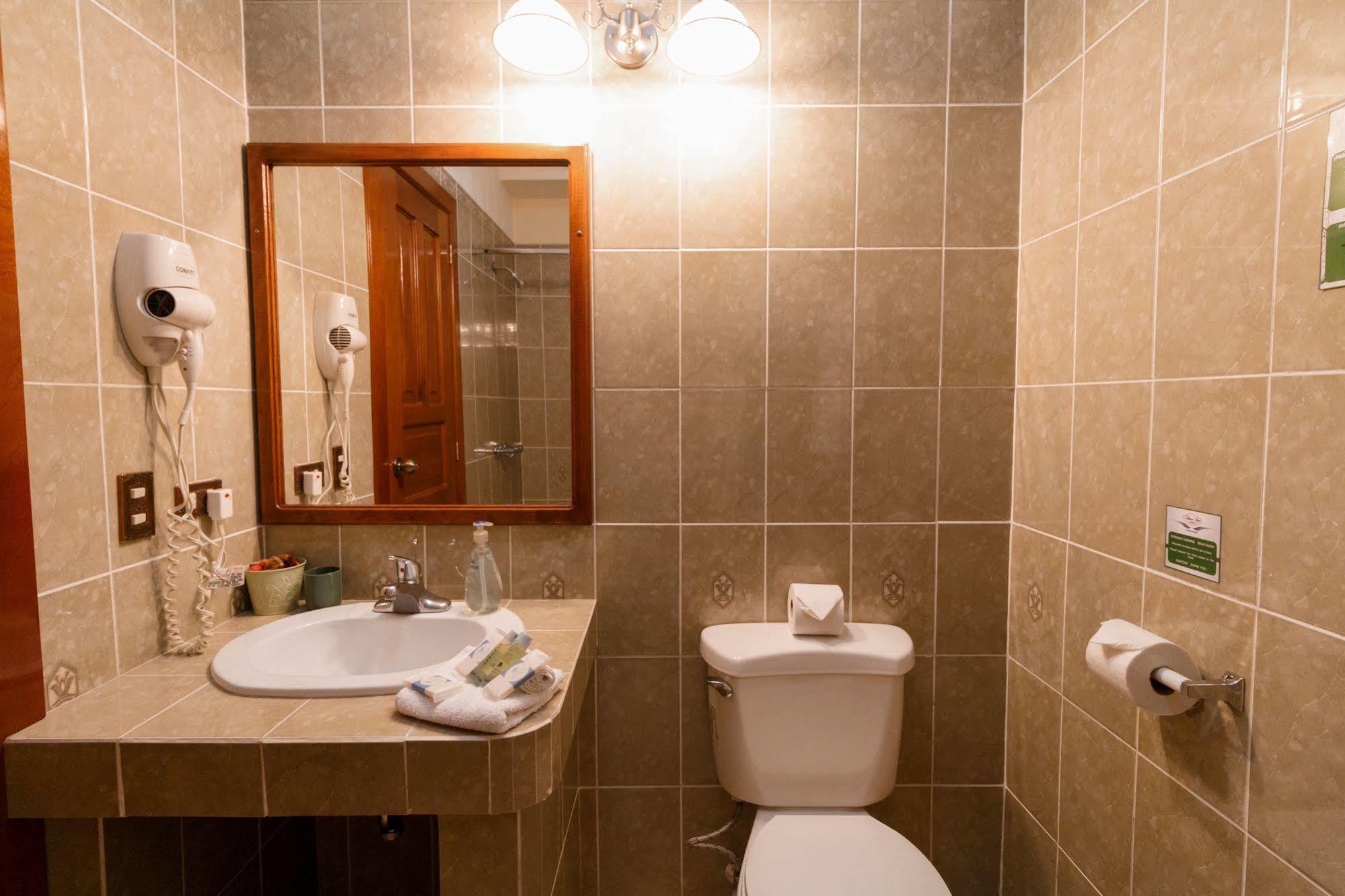 Hotel Anna Inn Olintepeque Bagian luar foto